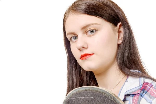 Portret van jonge schaatser meisje houdt van een skateboard, geïsoleerd op — Stockfoto