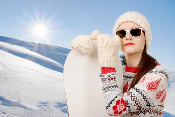 Retrato de uma menina feliz snowboard com óculos de sol — Fotografia de Stock