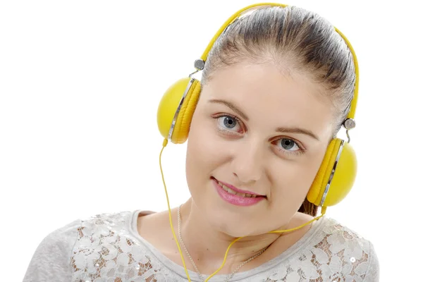 Jovem mulher ouvindo música com fones de ouvido amarelos — Fotografia de Stock
