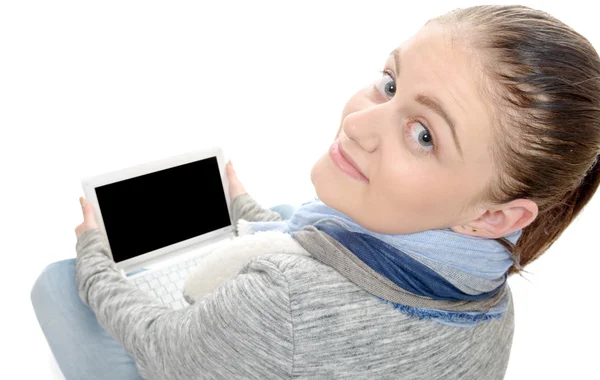 Retrato de hermosa chica usando el ordenador portátil con pantalla negra — Foto de Stock