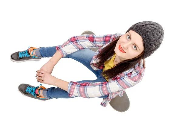 Bella e fashion giovane donna in posa con uno skateboard, su w — Foto Stock
