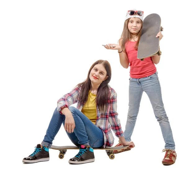 两个时尚漂亮的女孩与滑板上白色孤立 — 图库照片