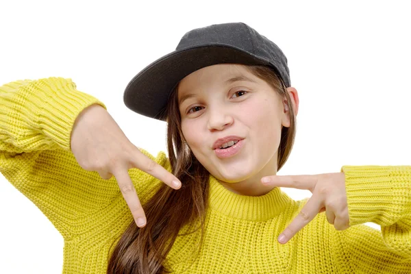 Gatan stil hipster flicka med hatt och gul tröja på vit — Stockfoto