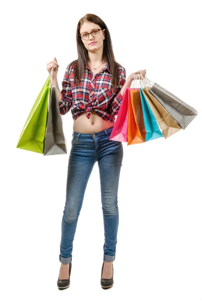Ganska ung kvinna gick shopping på vit bakgrund — Stockfoto