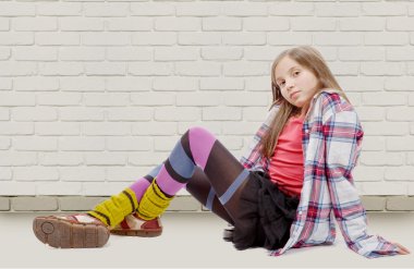 hippi tarzı, tuğla duvar ba katta oturan genç kız