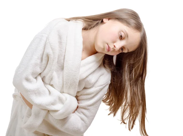 Mädchen hat Bauchschmerzen mit Bademantel, isoliert auf weißem Hintergrund — Stockfoto