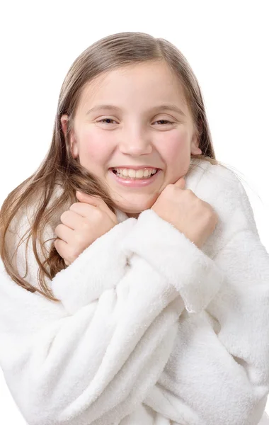 バスローブを着て、白い背景で隔離の笑みを浮かべて少女 — ストック写真