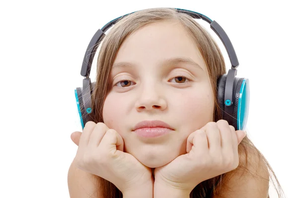 Портрет маленької дівчинки з блакитними навушниками, на білому — стокове фото