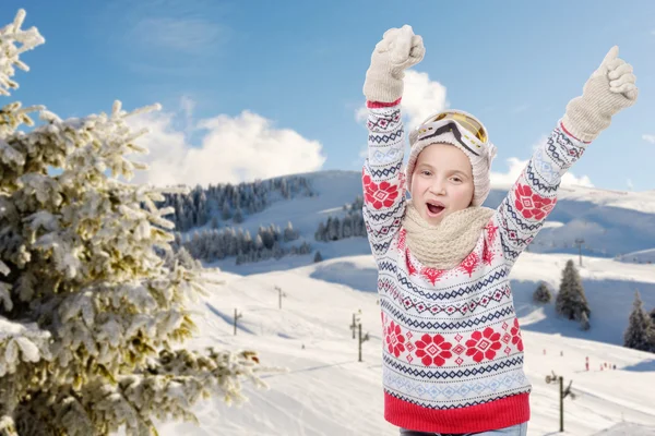 Glad ung flicka snowboard, skidåkning i bakgrunden — Stockfoto