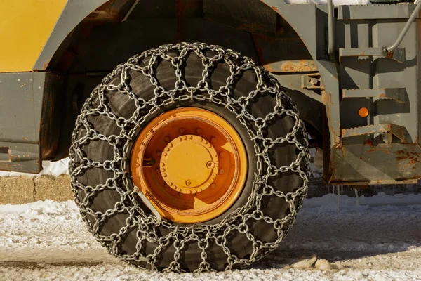 Neumáticos tractores con cadenas en la nieve — Foto de Stock