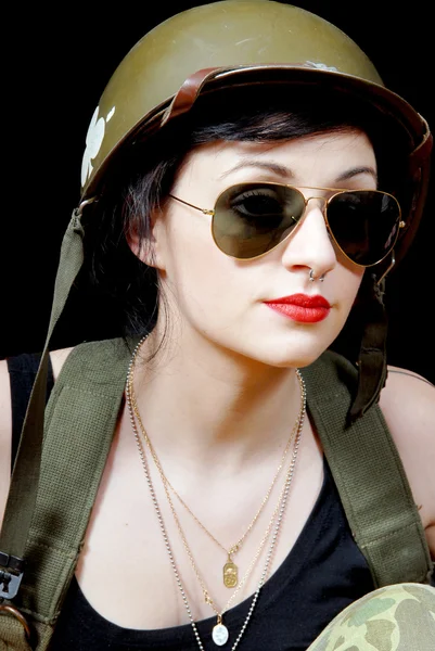 Siyah arka plan üzerinde poz askeri üniformalı seksi kadın. — Stok fotoğraf