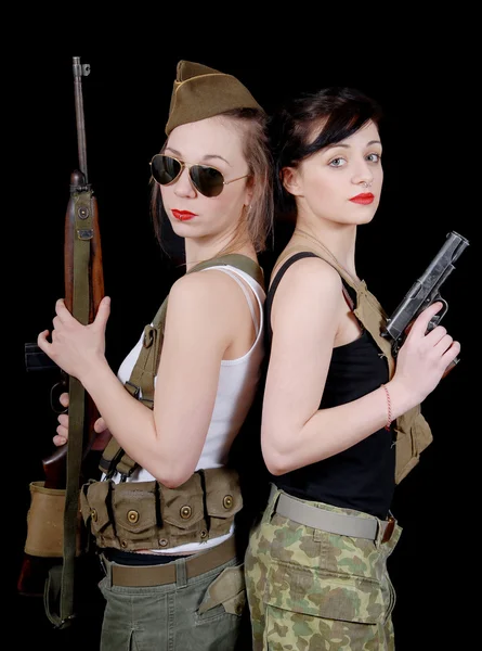 Silahlı askeri üniformalı iki genç ve güzel kadınlar — Stok fotoğraf
