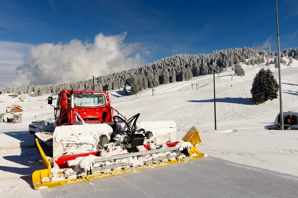 Снегоход, машина для уборки снега, подготовка лыжных трасс — стоковое фото