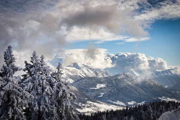 Invierno paisaje de montaña en los Alpes franceses — Foto de Stock