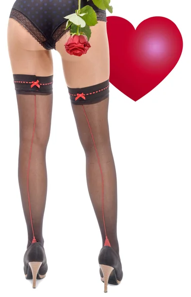 Szexi nő lába egy vörös rózsa és a szív — Stock Fotó