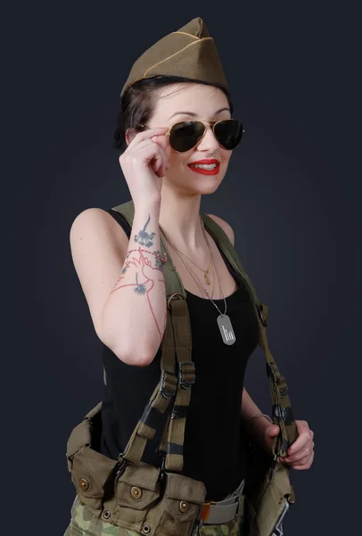 Sexy vrouw in militair uniform poseren — Stockfoto