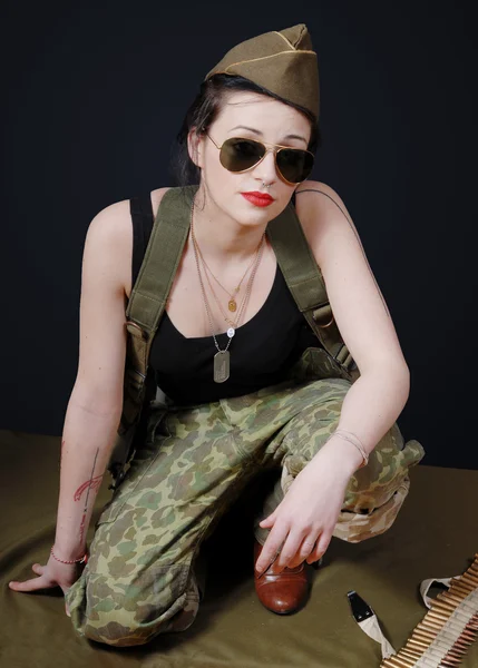 Sexy vrouw in militair uniform poseren — Stockfoto