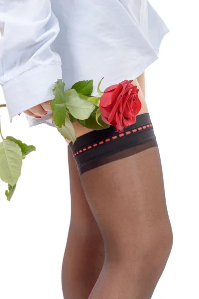 Belles jambes de femme avec rose rouge — Photo