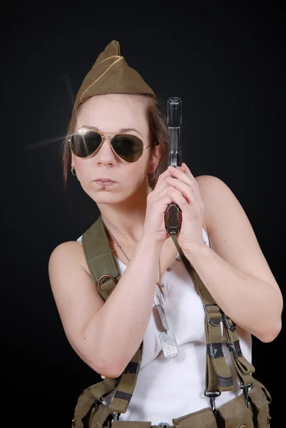 Sexy junge Frau posiert in WW2 Militäruniform und einer Waffe — Stockfoto