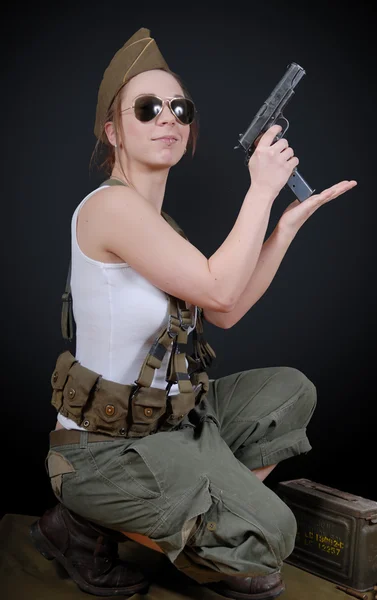 Sexy jonge vrouw poseren in Ww2 militair uniform en een wapen — Stockfoto