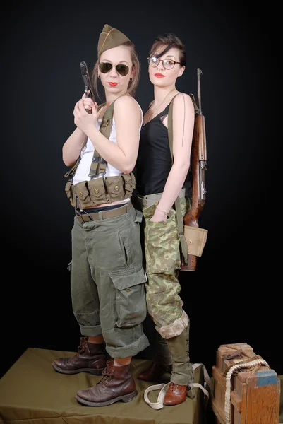 Twee sexy vrouwen poseren in Ww2 militair uniform en wapens — Stockfoto