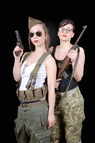 Duas mulheres sexy posando em WW2 uniforme militar e armas — Fotografia de Stock