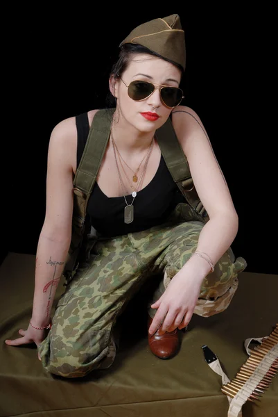 Sexy junge Frau posiert in WW2 Militäruniform — Stockfoto