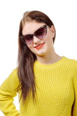  beyaz zemin üzerine sarı kazaklı genç ve güzel kadın