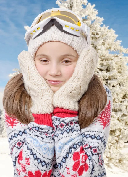 Söt liten flicka med vinterkläder — Stockfoto