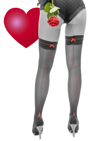 Черно-белые сексуальные ноги женщины с красной розой и сердцем — стоковое фото