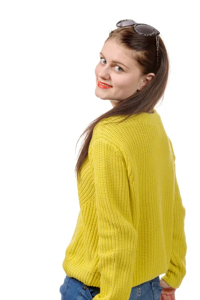  beyaz zemin üzerine sarı kazaklı genç ve güzel kadın