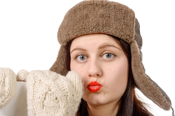 Portret van een mooie jonge vrouw met een bont hoed — Stockfoto