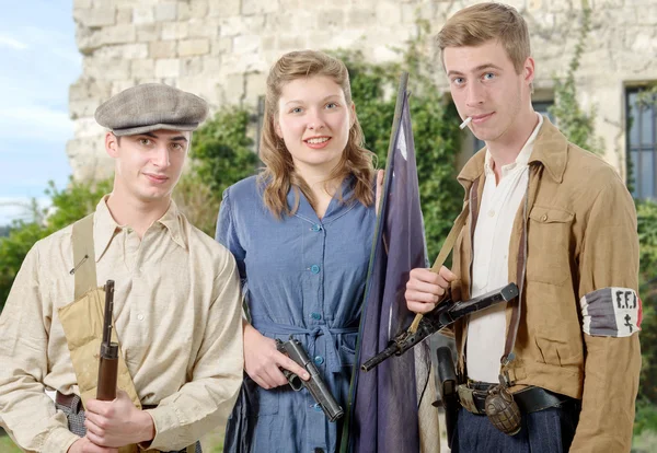 Três jovens franceses Resistência, roupas vintage e armas, reen — Fotografia de Stock