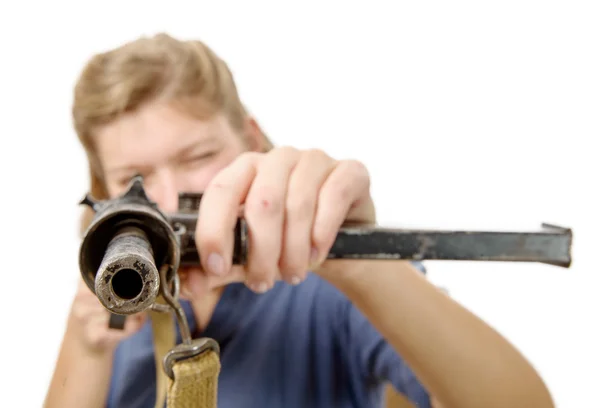 Jeune femme tirant avec un pistolet isolé sur un fond blanc — Photo