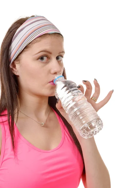 Porträt einer jungen Frau, die nach dem Sport Wasser trinkt, auf weiß — Stockfoto