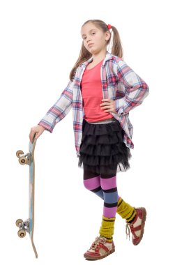 Beyaz arka plan üzerinde kaykay ile sevimli küçük kız