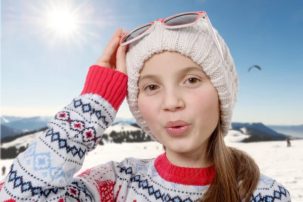 Mooi klein meisje met winterkleren — Stockfoto