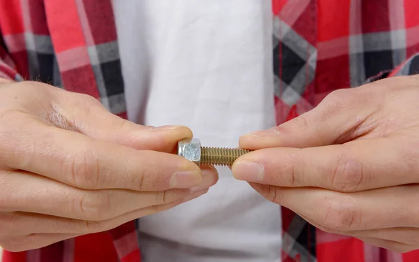 Närbild händerna på en tekniker skruva en bult — Stockfoto