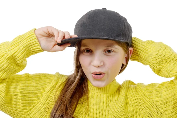 白の帽子と黄色のプルオーバーとストリート スタイル内気な少女 — ストック写真