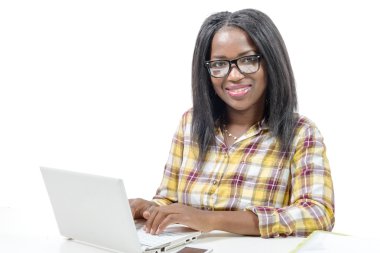 Beyaz adam üstünde laptop üzerinde çalışan genç Afrikalı-Amerikalı