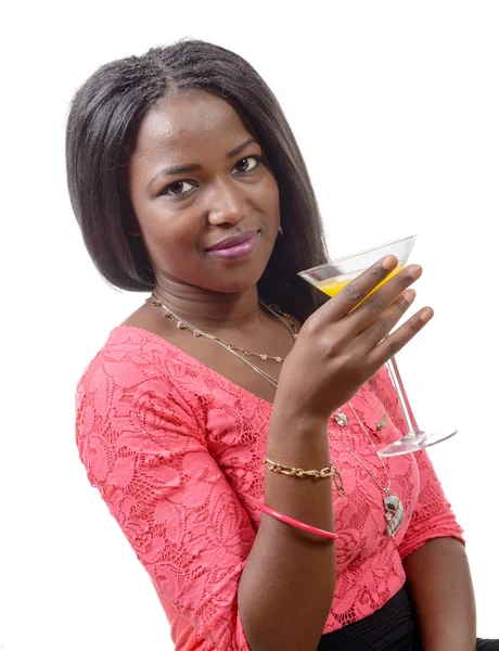 Hermosa mujer africana bebiendo jugo de naranja — Foto de Stock