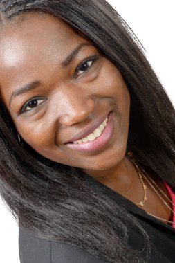 üzerinde gülümseyen güzel Afrikalı-Amerikalı genç kadın portresi 