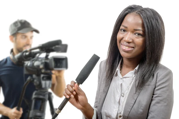 Молодой африканский американский журналист с микрофоном и камерой — стоковое фото
