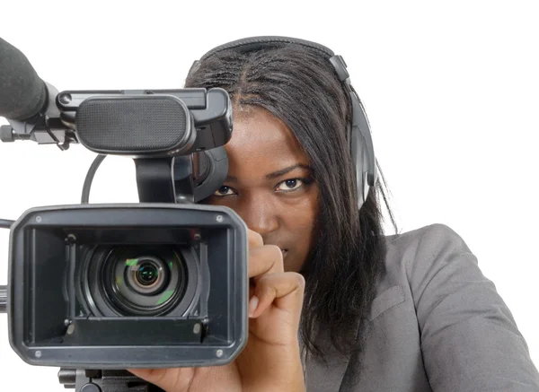 Wanita muda Afrika-Amerika dengan kamera video profesional dan — Stok Foto