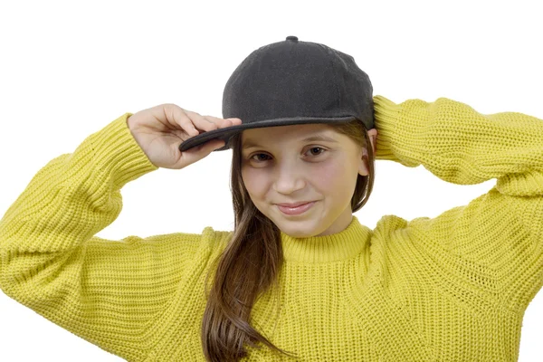 Utcai stílus csípő lány fehér kalapot és sárga pulóver — Stock Fotó