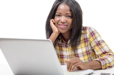 Beyaz adam üstünde laptop üzerinde çalışan genç Afrikalı-Amerikalı