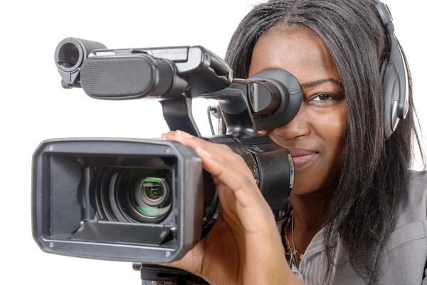 Jovem mulher afro-americana com câmera de vídeo profissional e — Fotografia de Stock