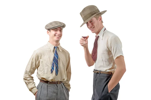 Двоє молодих чоловіків з одягом і шапочкою в стилі 20-х років . — стокове фото
