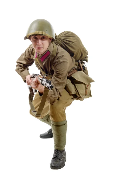 Mladý Sovětský voják s puškou na bílém pozadí — Stock fotografie