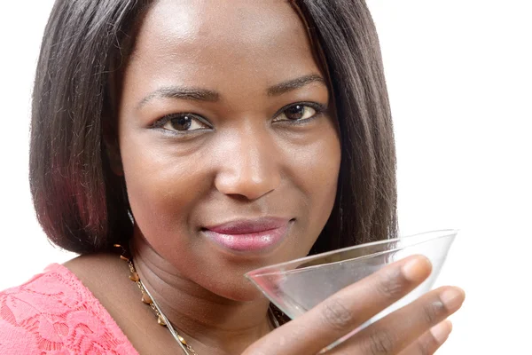 Bella donna africana che beve succo d'arancia — Foto Stock